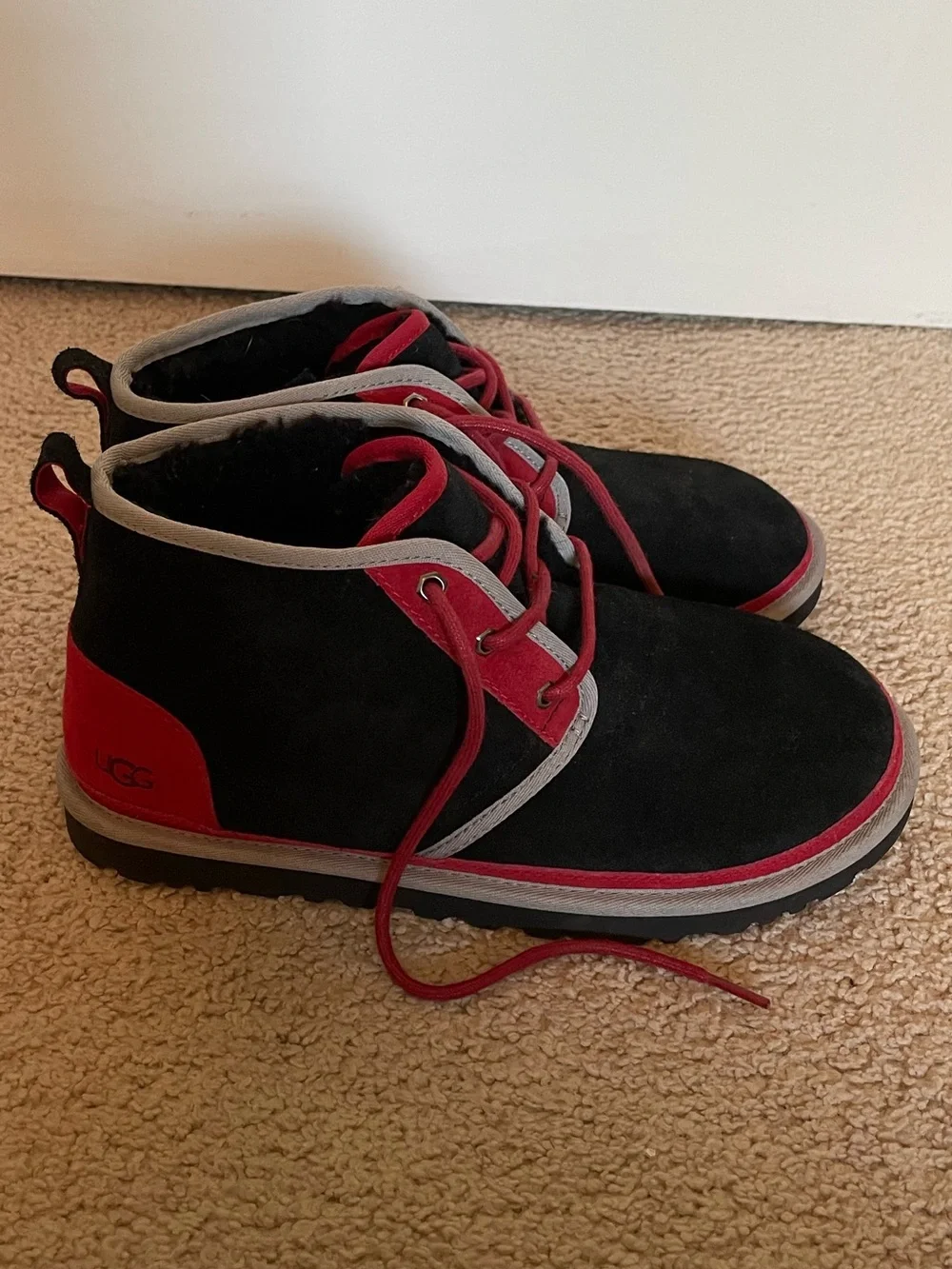 UGG Plush Neumel Suede Chukka Boots Black / Red / Grey Men's Size 10 SN 3326